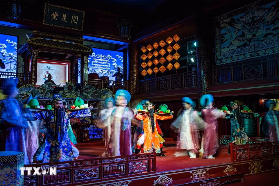 Những vũ khúc chúc tụng vốn dành cho vua chúa xưa kia, nay mang lại niềm vui cho mọi tầng lớp khán giả. (Ảnh: Vân Chi/TTXVN phát)