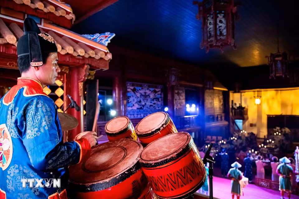 Mở đầu cho các buổi biểu diễn hay nghi lễ thường là âm thanh của dàn trống. (Ảnh: Vân Chi/TTXVN phát)