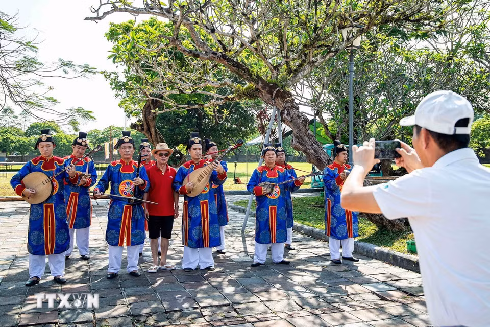 Nhã nhạc trở thành một phần trải nghiệm sống động và gần gũi của du khách khi đến Huế. (Ảnh: Vân Chi/TTXVN phát)