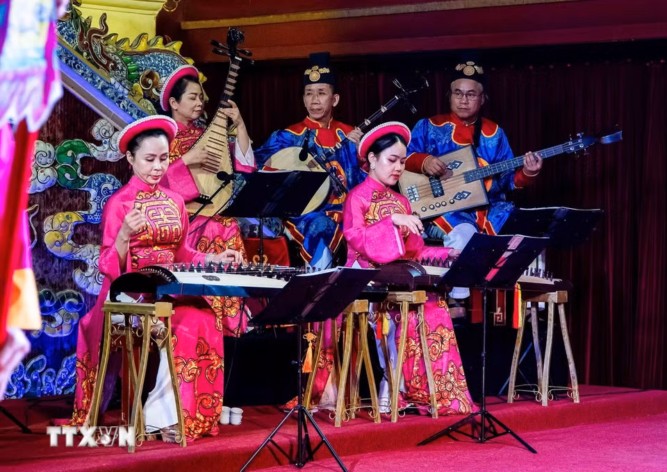 Dựa trên chất liệu truyền thống, Nhà hát Nghệ thuật truyền thống Cung đình Huế đã kết hợp thêm nhạc cụ nhằm làm phong phú màu sắc âm thanh trong các chương trình biểu diễn phục vụ công chúng như “Dạ yến Hoàng cung.” (Ảnh: Vân Chi/TTXVN phát)