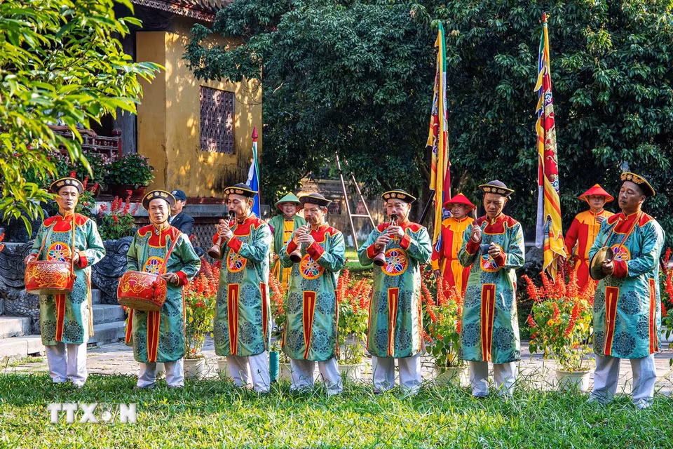 Dàn Đại nhạc giữ vai trò chủ đạo trong các nghi lễ quan trọng với âm lượng lớn, chủ yếu gồm bộ gõ, bộ hơi (trống, kèn) và trong vài trường hợp là đàn nhị. (Ảnh: Vân Chi/TTXVN phát)