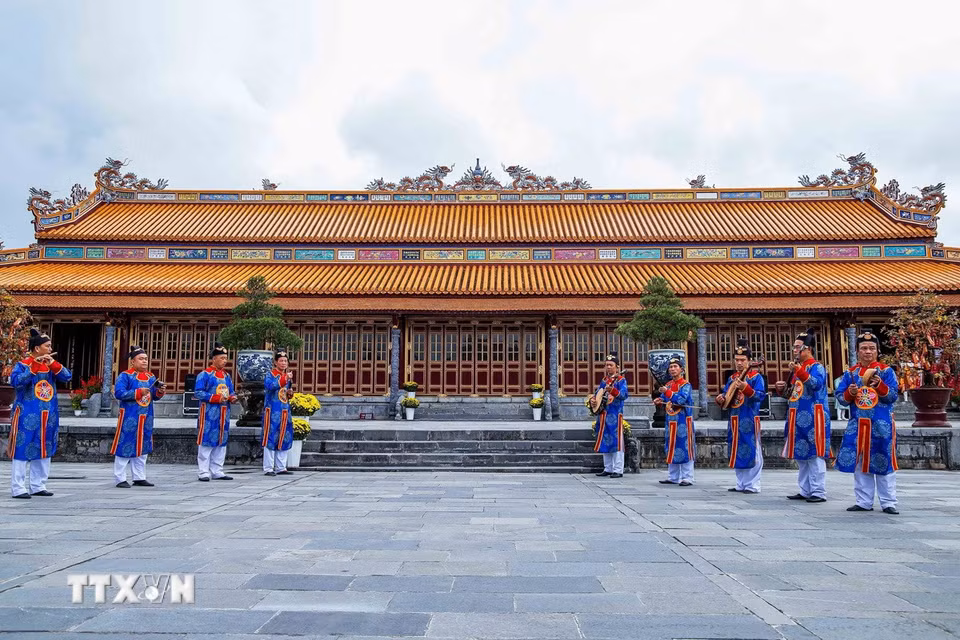 So với Đại nhạc, dàn Tiểu nhạc mang màu sắc trang nhã, vui tươi hơn. Các nhạc khí từ trái qua phải: sáo, mõ sừng trâu, tam âm, sênh tiền, đàn nguyệt, đàn nhị, đàn tỳ bà, đàn tam và trống bảng. (Ảnh: Vân Chi/TTXVN phát)