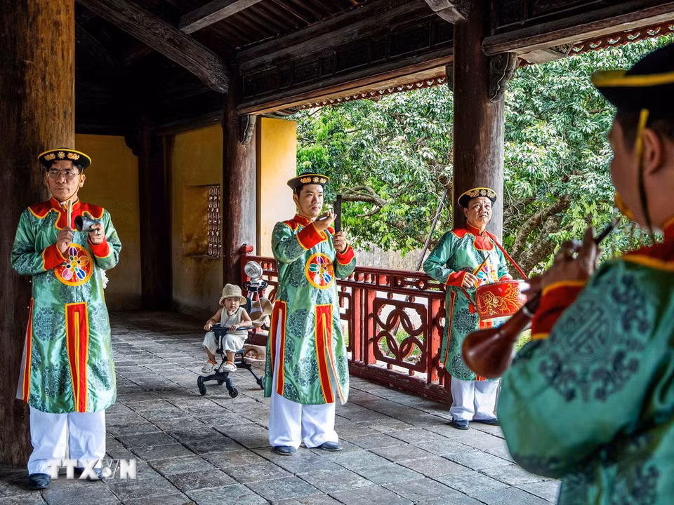 Tại các di tích trong Hoàng thành Huế, Nhã nhạc được biểu diễn thường xuyên, như dàn Đại nhạc tại Thế Miếu, trở thành một phần của hoạt động bảo tồn và phát huy di sản. (Ảnh: Vân Chi/TTXVN phát)