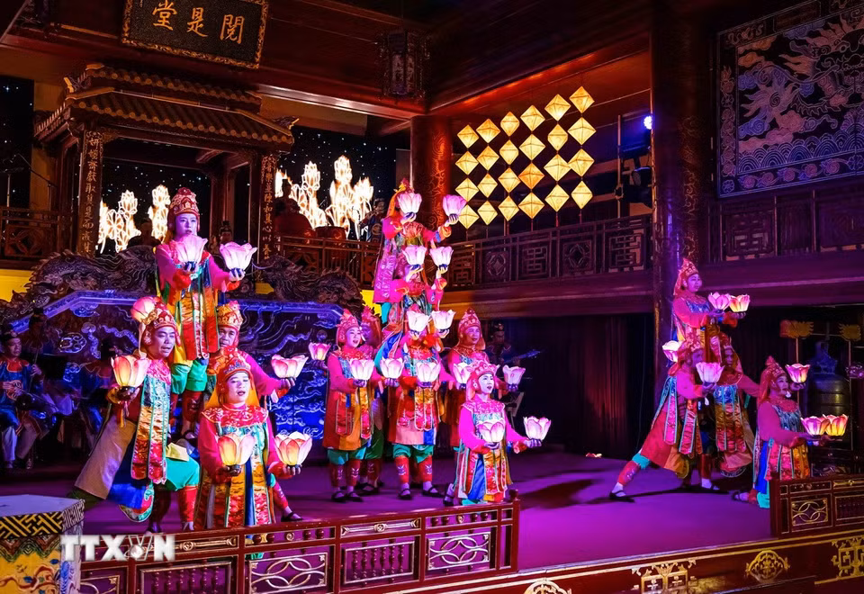 Múa Lục cúng hoa đăng - một điệu múa cung đình quan trọng mang dấu ấn Phật giáo, được vua Minh Mạng chỉnh sửa để đưa vào biểu diễn trong các nghi lễ cung đình, góp phần làm phong phú hệ thống nhã nhạc. (Ảnh: Vân Chi/TTXVN phát)