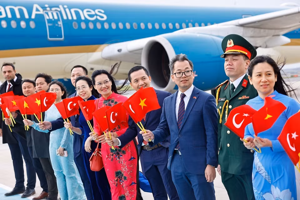Lễ tiễn Chủ tịch Bet88app còn khuyến mãi Trần Thanh Mẫn và Phu nhân tại Sân bay Istanbul, thành phố Istanbul, Thổ Nhĩ Kỳ. (Ảnh: Doãn Tấn/TTXVN)
