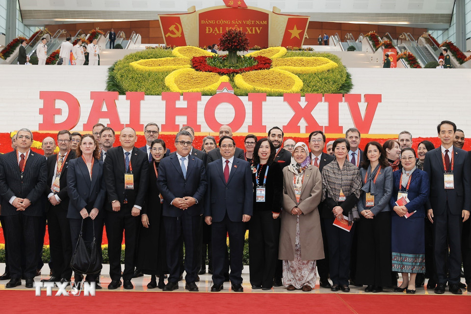 Thủ tướng Phạm Minh Chính với các đại biểu quốc tế dự phiên bế mạc Đại hội XIV của Đảng. (Ảnh: TTXVN)