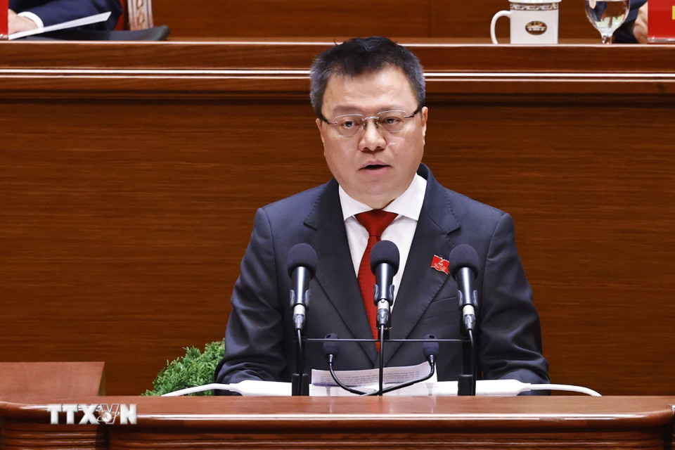 Đồng chí Lê Quốc Minh, Ủy viên Đoàn Thư ký, đọc danh sách các chính đảng, tổ chức và bạn bè quốc tế gửi thư, điện chúc mừng Đại hội XIV của Đảng. (Ảnh: TTXVN)