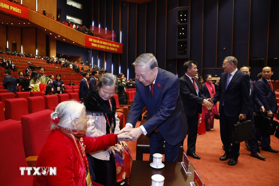 Tổng Bí thư Tô Lâm thăm hỏi Mẹ Việt Nam Anh hùng dự phiên bế mạc Đại hội XIV của Đảng. (Ảnh: TTXVN)