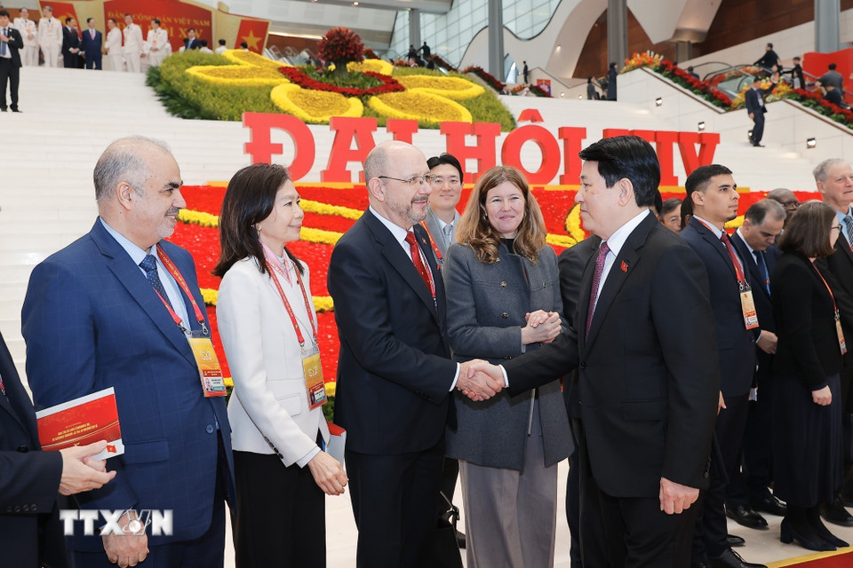 Chủ tịch nước Lương Cường với các đại biểu quốc tế tới dự phiên bế mạc Đại hội XIV của Đảng. (Ảnh: TTXVN)