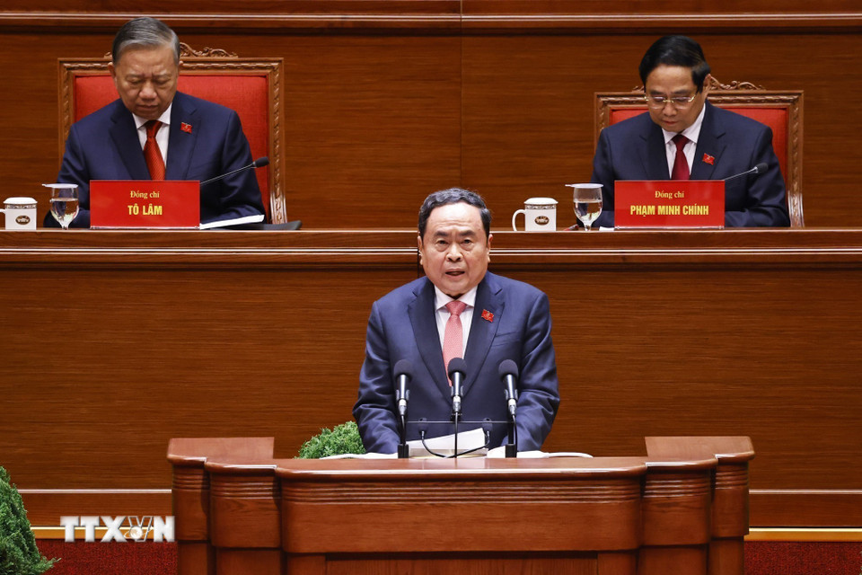 Đồng chí Trần Thanh Mẫn thay mặt Đoàn Chủ tịch báo cáo kết quả bầu Bộ Chính trị, Tổng Bí thư, Ban Bí thư, Ủy ban Kiểm tra Trung ương, Chủ nhiệm Ủy ban Kiểm tra Trung ương khóa XIV. (Ảnh: TTXVN)