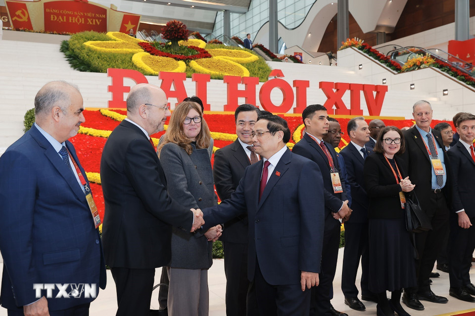 Thủ tướng Phạm Minh Chính với các đại biểu quốc tế dự phiên bế mạc Đại hội XIV của Đảng. (Ảnh: TTXVN)