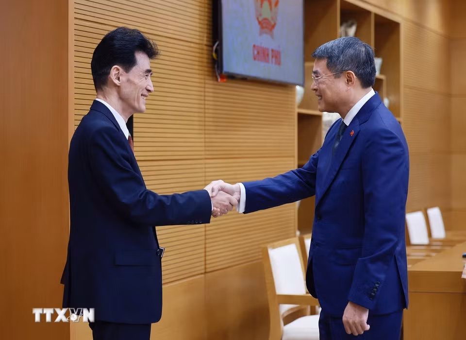 Thủ tướng Lê Minh Hưng tiếp Đại sứ Triều Tiên Ri Sung Guk. (Ảnh: Dương Giang/TTXVN)