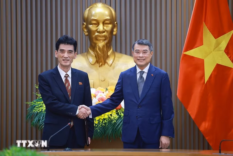 Thủ tướng Lê Minh Hưng tiếp Đại sứ Triều Tiên Ri Sung Guk. (Ảnh: Dương Giang/TTXVN)