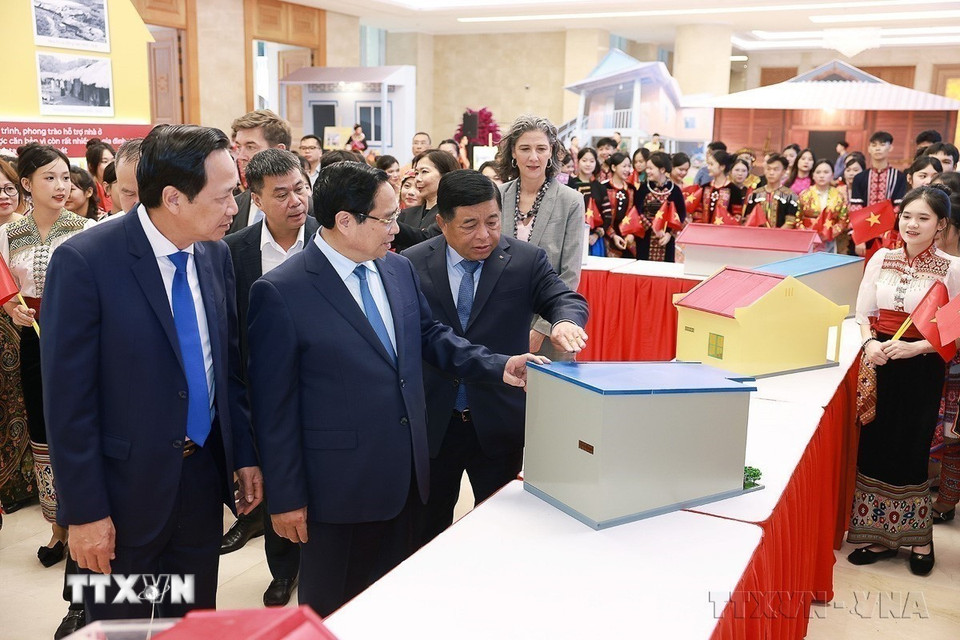 Thủ tướng Phạm Minh Chính tham quan mô hình thiết kế nhà tại các địa phương tại Hội nghị tổng kết Chương trình và Phong trào thi đua “Cả nước chung tay xóa nhà tạm, nhà dột nát” (Hà Nội, 26/8/2025). (Ảnh: Dương Giang/TTXVN)