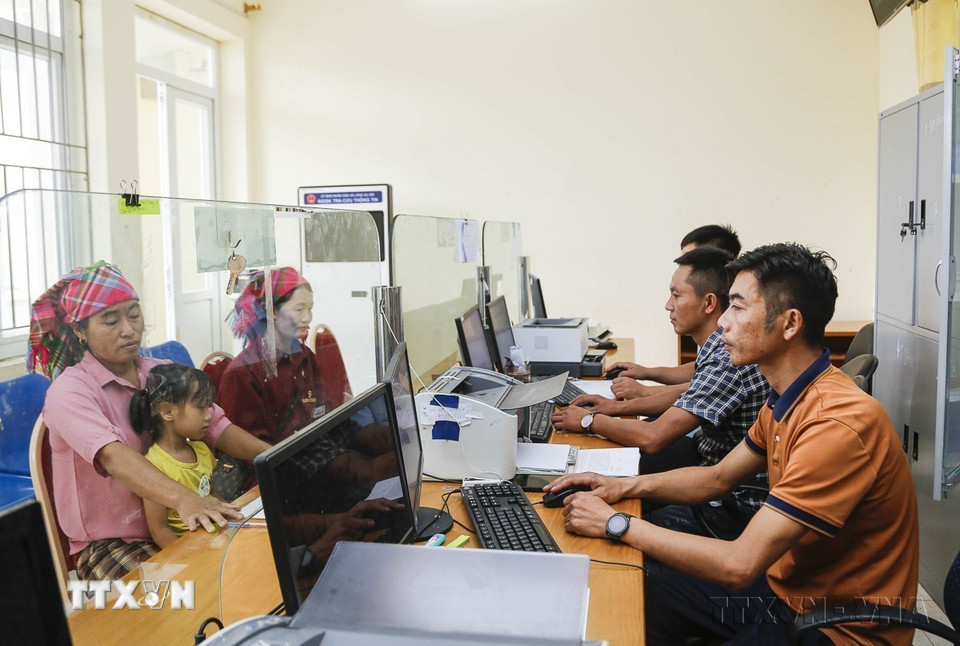 Người dân đến làm thủ tục tại Trung tâm phục vụ hành chính công xã biên giới Sín Thầu, tỉnh Điện Biên, sau khi mô hình chính quyền địa phương 2 cấp chính thức được vận hành đồng loạt trên địa bàn tỉnh. (Ảnh: Trung Kiên/TTXVN)