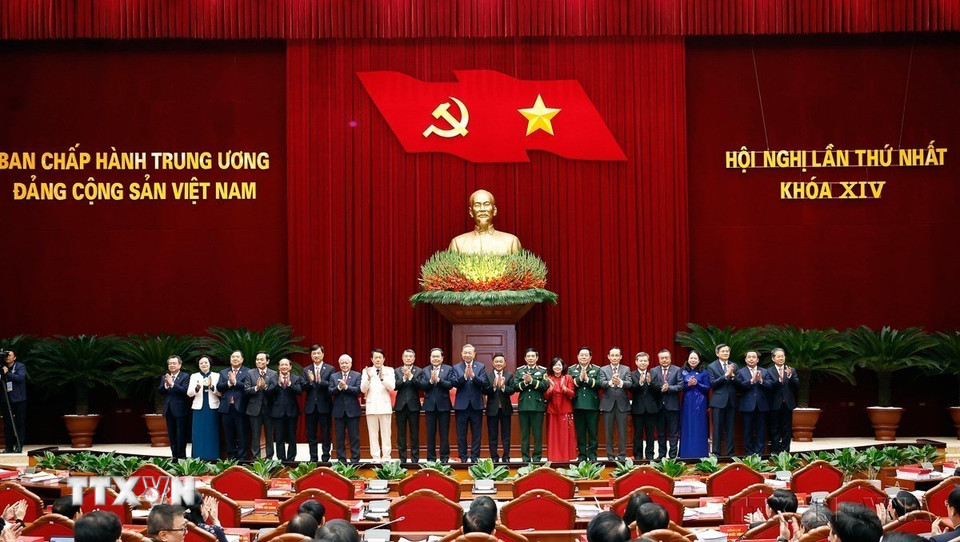 Tổng Bí thư Tô Lâm cùng các đồng chí Ủy viên Bộ Chính trị, Ủy viên Ban Bí thư Ban Chấp hành Trung ương khóa XIV ra mắt tại Hội nghị lần thứ nhất Ban Chấp hành Trung ương Đảng khóa XIV (Hà Nội, 23/1/2026). (Ảnh: TTXVN)