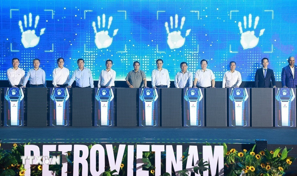 Thủ tướng Phạm Minh Chính và các đại biểu thực hiện nghi thức hạ thủy và bàn giao chân đế dự án điện gió ngoài khơi của Tổng công ty Cổ phần Dịch vụ Kỹ thuật Dầu khí Việt Nam (PTSC), tối 1/12/2024. (Ảnh: Dương Giang/TTXVN)