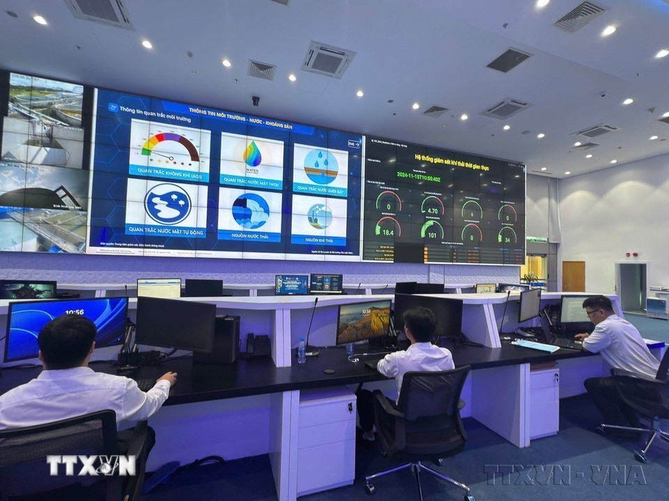Với tầm nhìn chiến lược và sự quyết tâm của chính quyền, cùng sự chung tay của doanh nghiệp và người dân, Bình Dương đang tiên phong trong việc chuyển đổi sang nền kinh tế xanh và xây dựng đô thị thông minh. Trong ảnh: Trung tâm điều hành thành phố thông minh Bình Dương (IOC). (Ảnh: Dương Chí Tưởng/TTXVN)