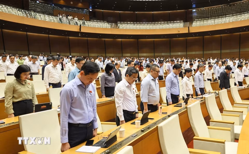 Đại biểu Quốc hội dành một phút mặc niệm cố Chủ tịch Quốc hội Lào Saysomphone Phomvihane. (Ảnh: Doãn Tấn/TTXVN)