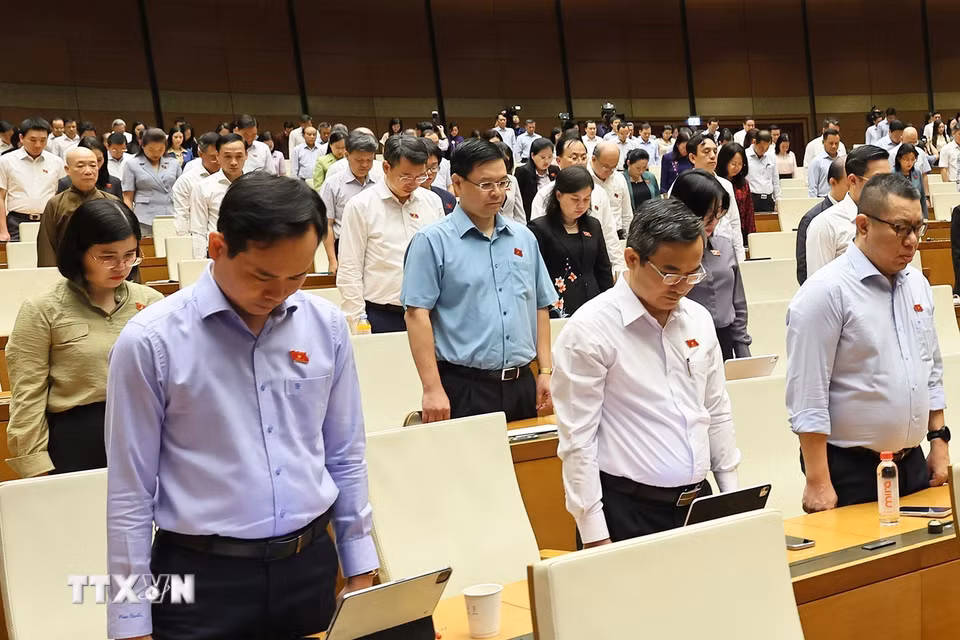 Đại biểu Quốc hội dành một phút mặc niệm cố Chủ tịch Quốc hội Lào Saysomphone Phomvihane. (Ảnh: Doãn Tấn/TTXVN)