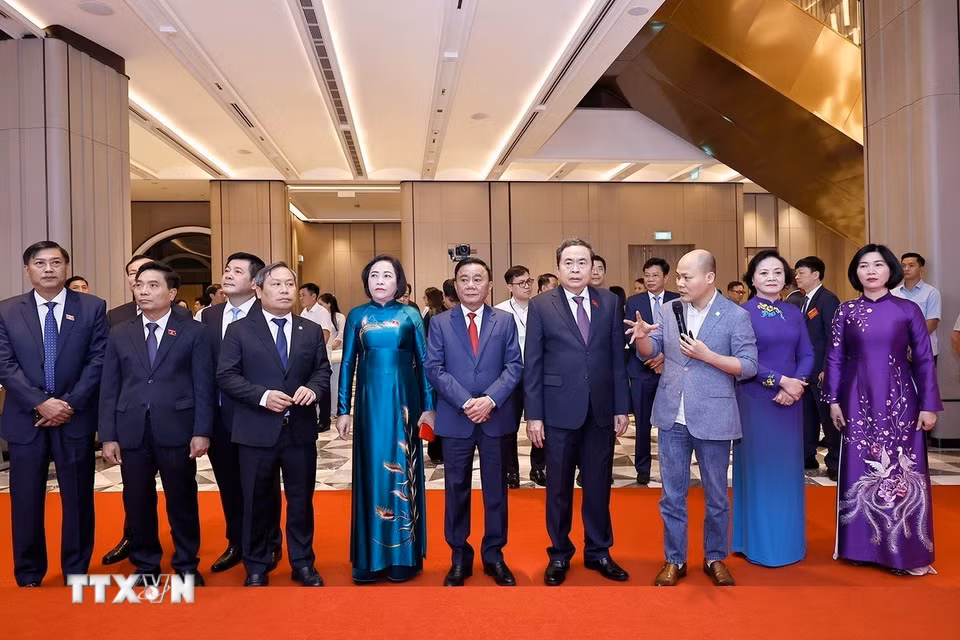 Chủ tịch Quốc hội Trần Thanh Mẫn và đại biểu nghe thuyết trình về đổi mới hoạt động của Hội đồng Nhân dân thành phố Hà Nội. (Ảnh: Doãn Tấn/TTXVN)