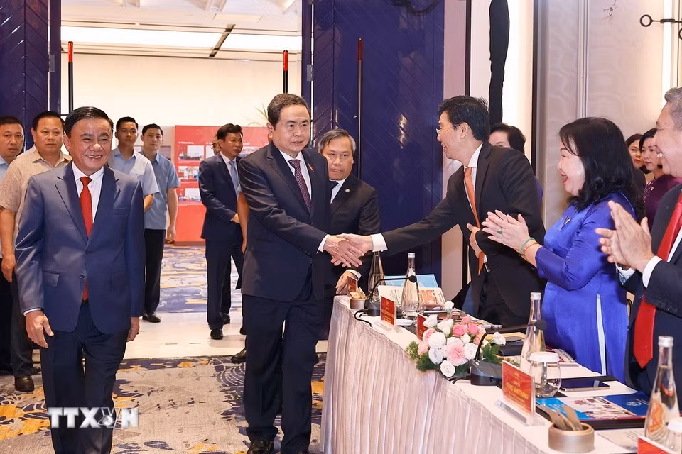 Chủ tịch Quốc hội Trần Thanh Mẫn và Thường trực Ban Bí thư Trần Cẩm Tú với đại biểu. (Ảnh: Doãn Tấn/TTXVN)