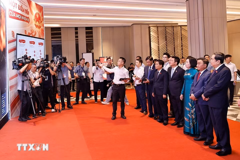 Chủ tịch Quốc hội Trần Thanh Mẫn và đại biểu nghe thuyết trình về đổi mới hoạt động của Hội đồng Nhân dân thành phố Hà Nội. (Ảnh: Doãn Tấn/TTXVN)