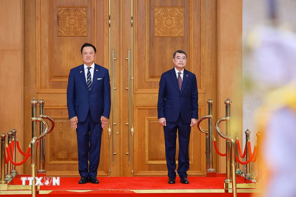 Thủ tướng Lê Minh Hưng và Thủ tướng Vương quốc Thái Lan Anutin Charnvirakul nghe quân nhạc cử Quốc thiều hai. nước. (Ảnh: Dương Giang/TTXVN)