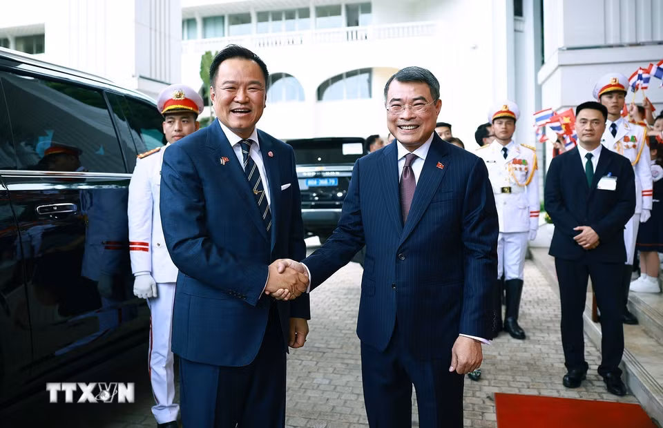 Thủ tướng Lê Minh Hưng đón Thủ tướng Vương quốc Thái Lan Anutin Charnvirakul sang thăm chính thức Việt Nam và tham dự Diễn đàn Tương lai ASEAN lần thứ ba. (Ảnh: Dương Giang/TTXVN)
