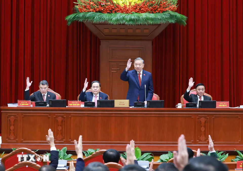 Tổng Bí thư Tô Lâm cùng các đồng chí Ủy viên Bộ Chính trị biểu quyết tại Hội nghị. (Ảnh: TTXVN)