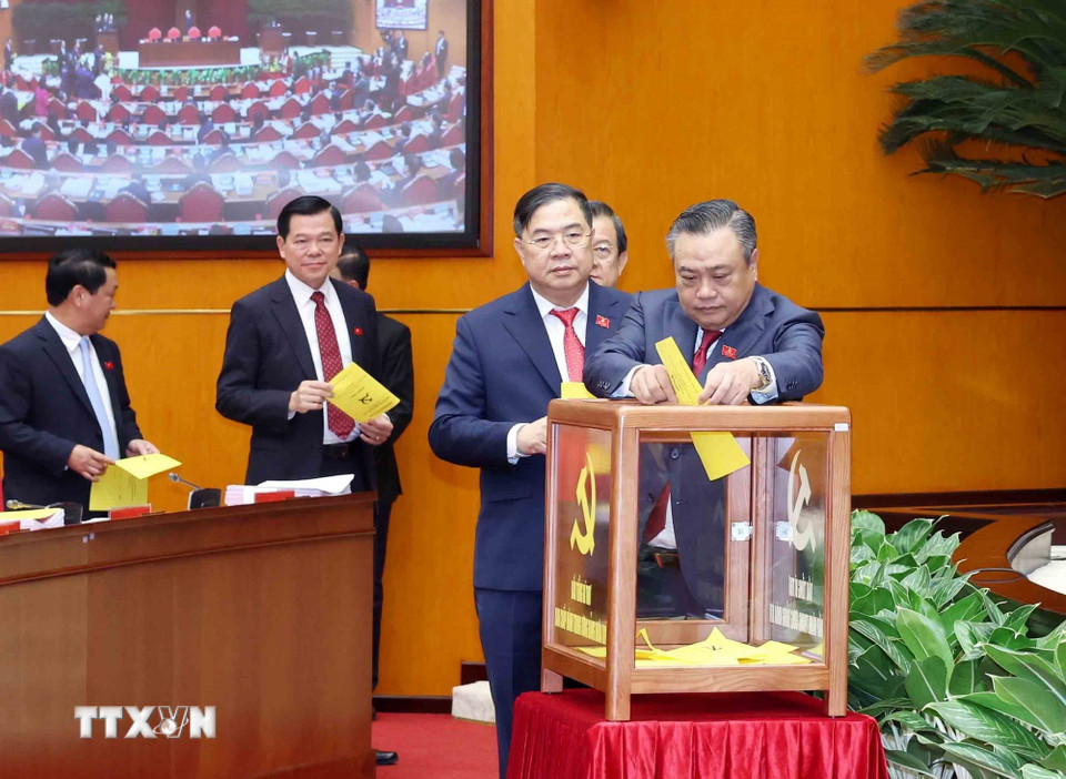 Các đại biểu bỏ phiếu bầu Tổng Bí thư Ban Chấp hành Trung ương Đảng khóa XIV. (Ảnh: TTXVN)