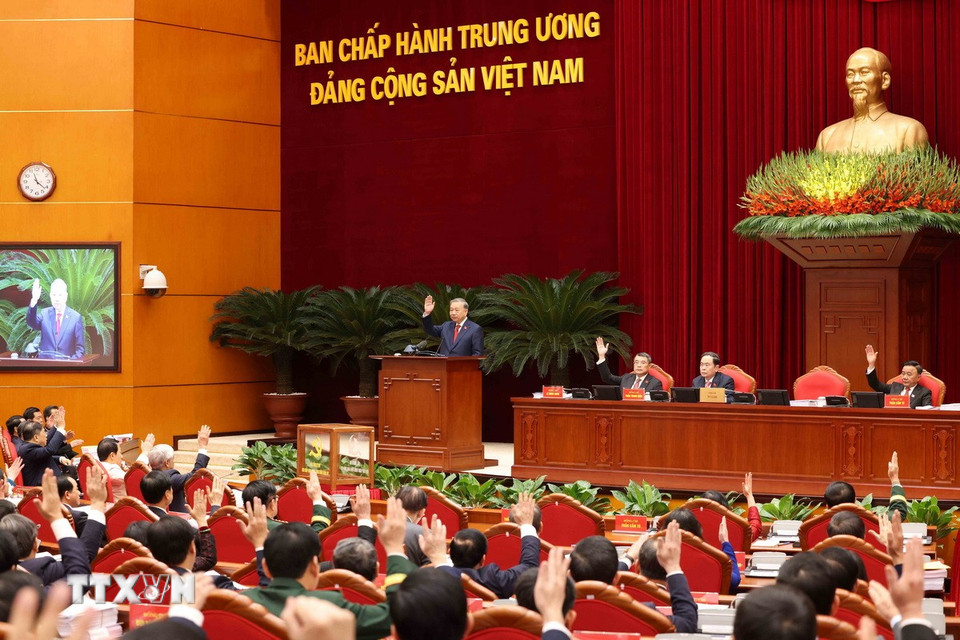 Hội nghị biểu quyết thông qua danh sách bầu Ban Bí thư Trung ương Đảng khóa XIV. (Ảnh: TTXVN)