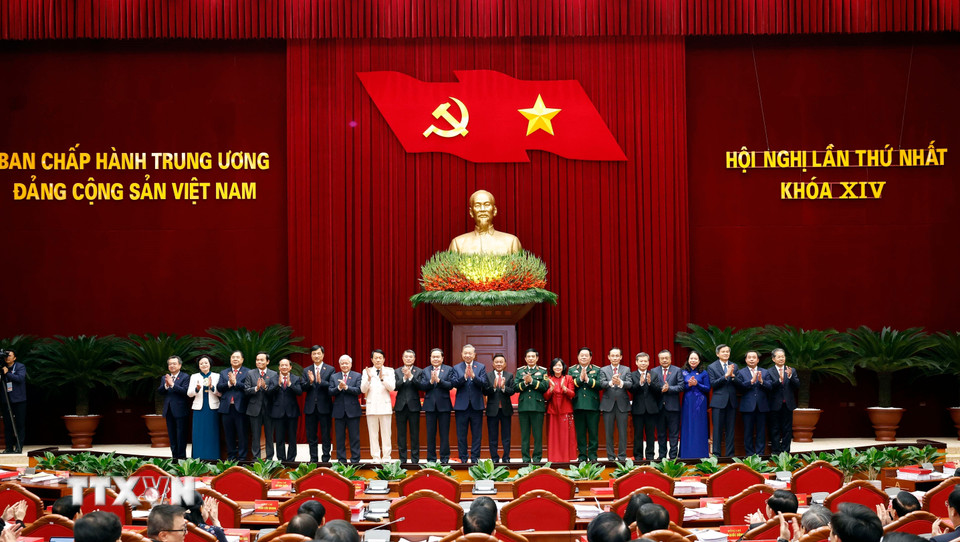 Tổng Bí thư Tô Lâm cùng các đồng chí Ủy viên Bộ Chính trị, Ủy viên Ban Bí thư Ban Chấp hành Trung ương khóa XIV ra mắt tại Hội nghị lần thứ nhất Ban Chấp hành Trung ương Đảng khóa XIV. (Ảnh: TTXVN)