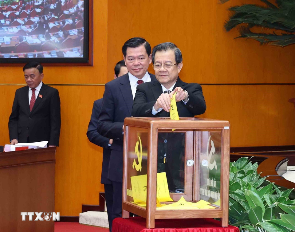 Các đại biểu bỏ phiếu bầu Tổng Bí thư Ban Chấp hành Trung ương Đảng khóa XIV. (Ảnh: TTXVN)