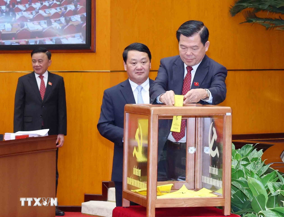 Các đại biểu bỏ phiếu bầu Tổng Bí thư Ban Chấp hành Trung ương Đảng khóa XIV. (Ảnh: TTXVN)