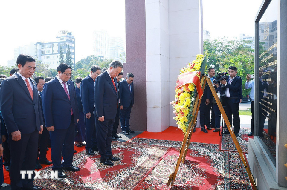 Tổng Bí thư Tô Lâm đặt vòng hoa tại Đài tưởng niệm Cố Quốc vương Campuchia Norodom Sihanouk. (Ảnh: Dương Giang/TTXVN)