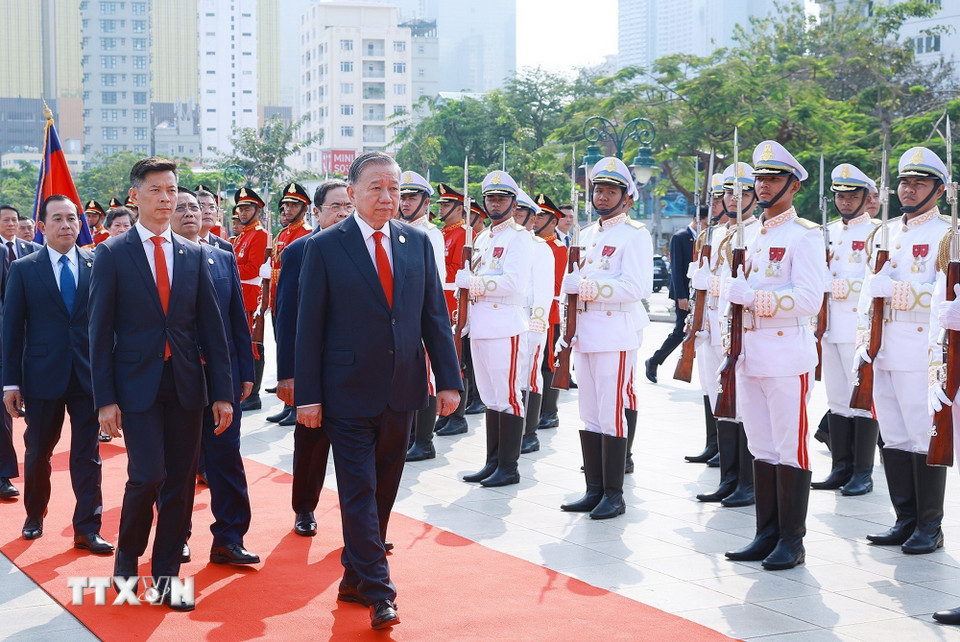 Tổng Bí thư Tô Lâm đến đặt vòng hoa tại Đài tưởng niệm Cố Quốc vương Campuchia Norodom Sihanouk. (Ảnh: Dương Giang/TTXVN)