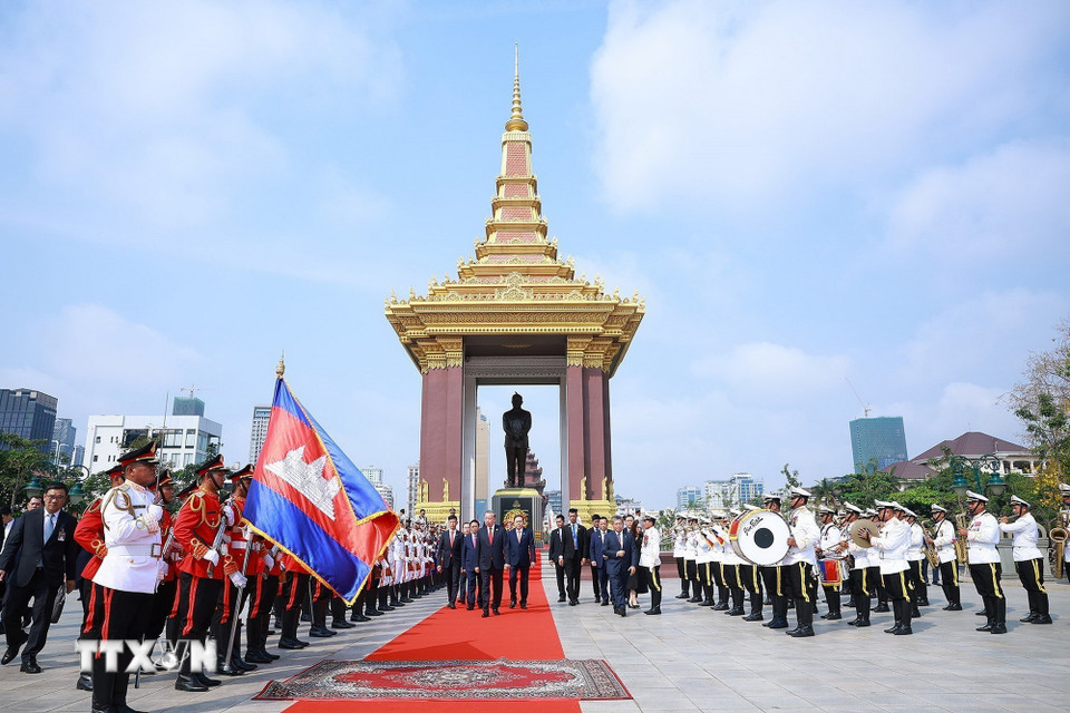 Tổng Bí thư Tô Lâm đến đặt vòng hoa tại Đài tưởng niệm Cố Quốc vương Campuchia Norodom Sihanouk. (Ảnh: Dương Giang/TTXVN)
