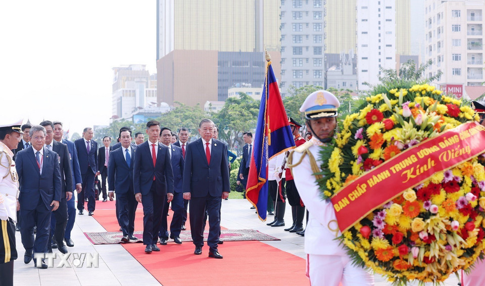 Tổng Bí thư Tô Lâm đến đặt vòng hoa tại Đài tưởng niệm Cố Quốc vương Campuchia Norodom Sihanouk. (Ảnh: Dương Giang/TTXVN)
