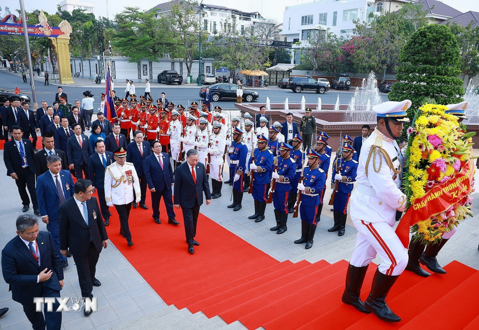 Tổng Bí thư Tô Lâm và đoàn đại biểu cấp cao Việt Nam đến đặt vòng hoa tại Đài Độc lập. (Ảnh: Dương Giang/TTXVN)