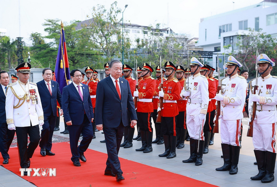 Tổng Bí thư Tô Lâm và đoàn đại biểu cấp cao Việt Nam đến đặt vòng hoa tại Đài Độc lập. (Ảnh: Dương Giang/TTXVN)