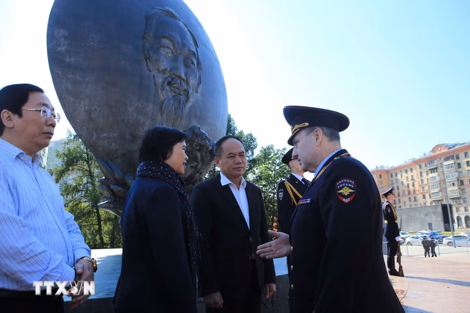 Lãnh đạo Sở Nội vụ Moskva với lãnh đạo Công an thành phố Hà Nội tại tượng đài Chủ tịch Hồ Chí Minh. (Ảnh: Văn Hiếu/TTXVN)
