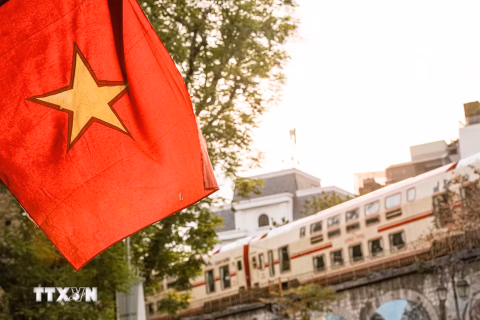 Đoàn tàu trải nghiệm, tạo điểm nhấn thị giác giàu cảm xúc, khơi gợi niềm tự hào về bản sắc văn hóa và lịch sử Hà Nội. (Ảnh: Phạm Tuấn Anh/TTXVN)