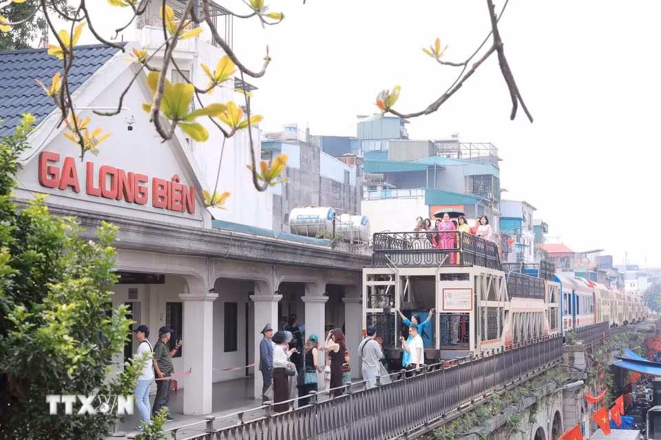 Trạm dừng tại ga Long Biên, đưa du khách khám phá những lát cắt lịch sử và nhịp sống đặc trưng của Thủ đô. (Ảnh: Phan Phương/TTXVN)