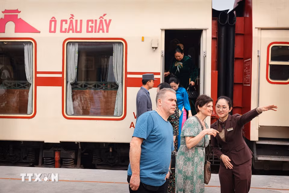 Nhân viên phục vụ hướng dẫn và giới thiệu cho du khách quốc tế về hành trình “Tàu 5 cửa ô." (Ảnh: Phạm Tuấn Anh/TTXVN)