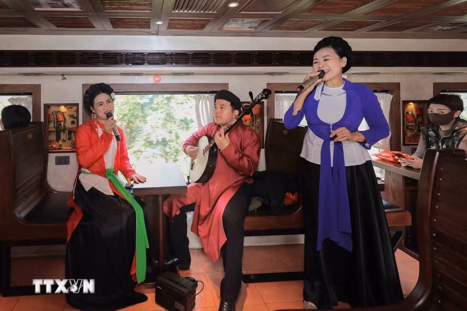 Các tiết mục ca trù, hát dân gian được biểu diễn ngay trên tàu, mang đến không gian thưởng thức nghệ thuật truyền thống giữa hành trình di chuyển. (Ảnh: Phan Phương/TTXVN)