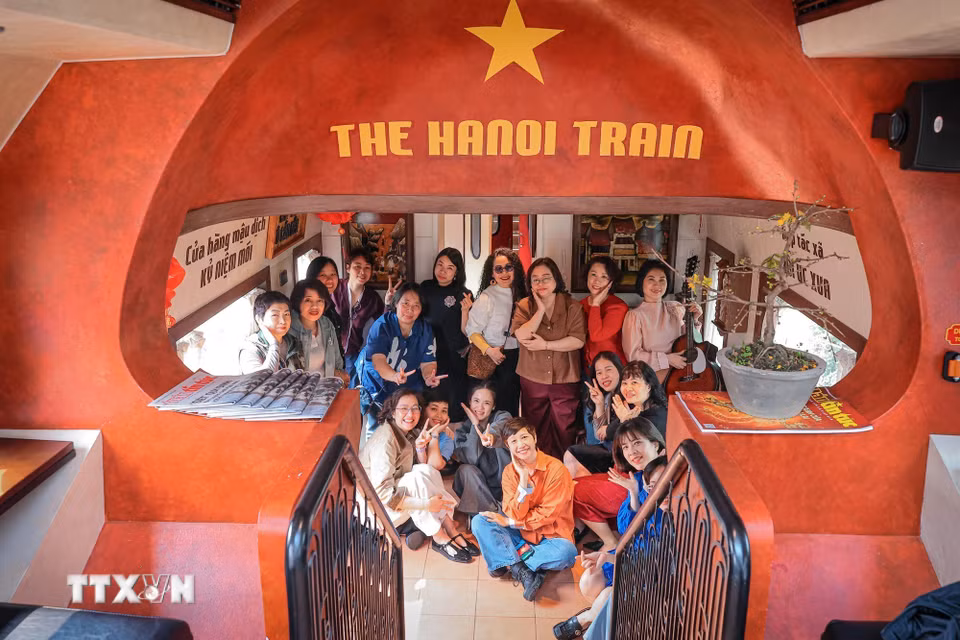Khoảnh khắc chụp ảnh tập thể của khách du lịch trên toa tàu trải nghiệm "5 cửa ô." (Ảnh: Phạm Tuấn Anh/TTXVN)