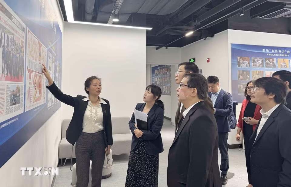 Đoàn đại biểu TTXVN thăm và làm việc với Nhật báo Trung Quốc (China Daily) có trụ sở tại Bắc Kinh. (Ảnh: TTXVN phát)
