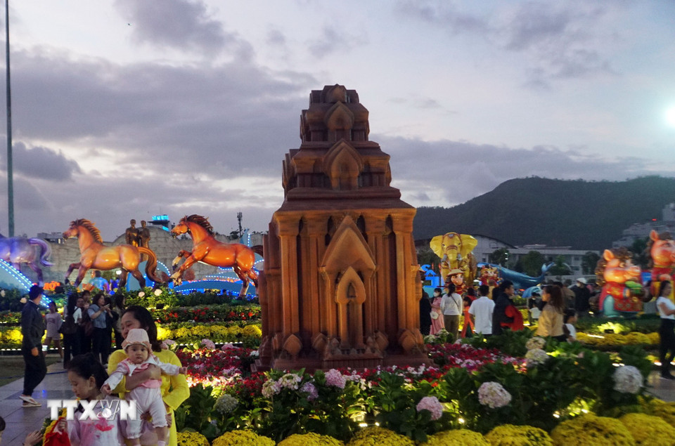 Các hình tượng xung quanh cụm linh vật. (Ảnh: Trịnh Bang Nhiệm/TTXVN)