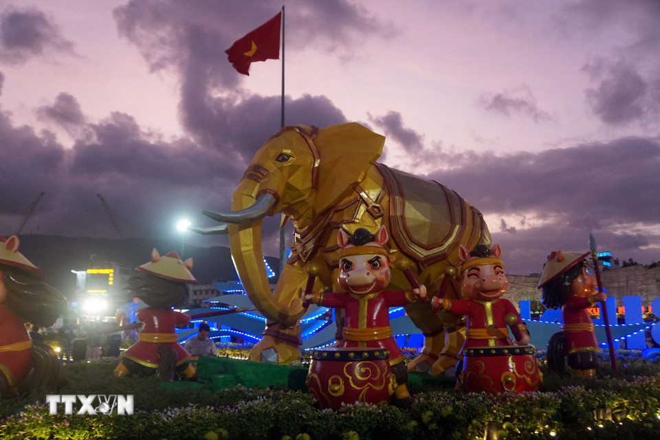 Các hình tượng xung quanh cụm linh vật. (Ảnh: Trịnh Bang Nhiệm/TTXVN)